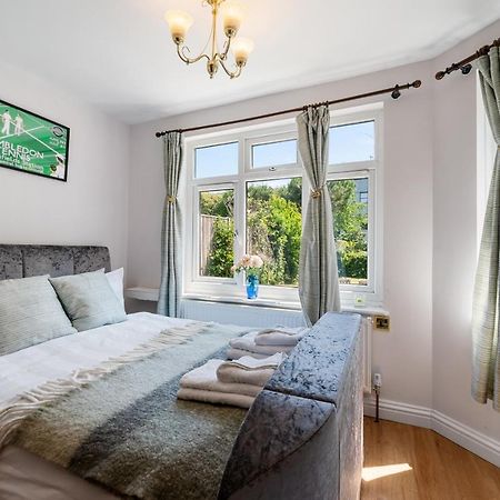 Lovely Garden Apartment In Wimbledon Town Centre With Private Parking By Wimbledon Holiday Lets London Kültér fotó