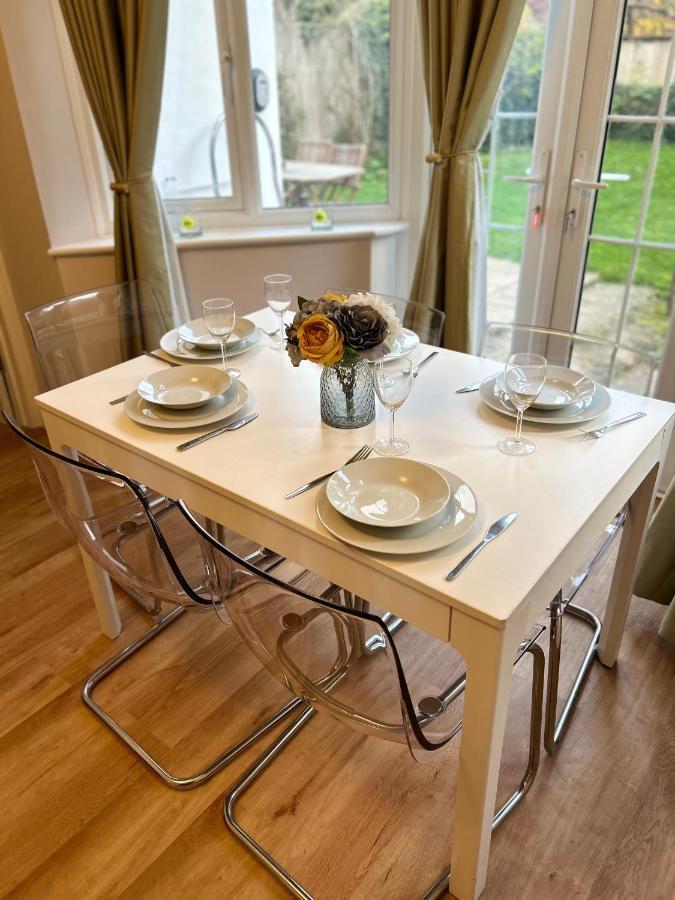 Lovely Garden Apartment In Wimbledon Town Centre With Private Parking By Wimbledon Holiday Lets London Kültér fotó