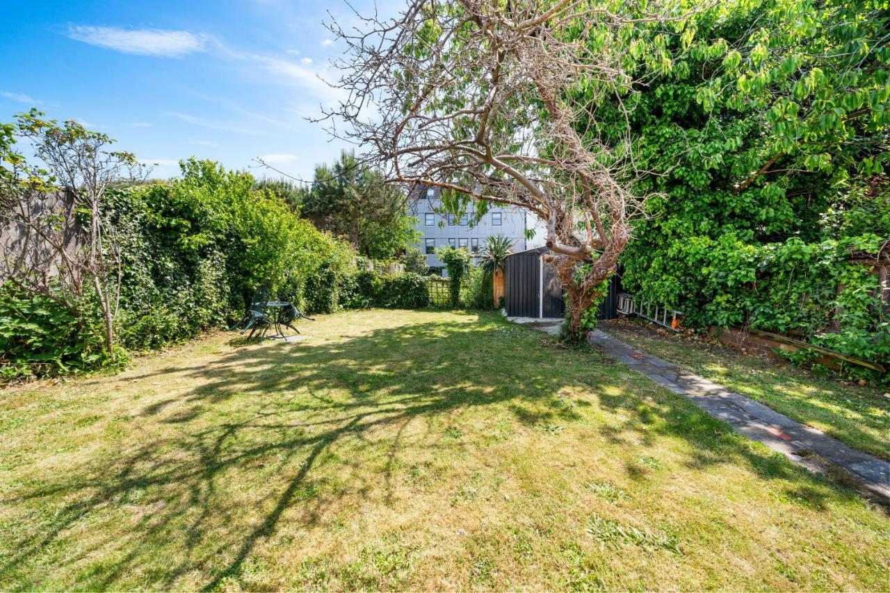 Lovely Garden Apartment In Wimbledon Town Centre With Private Parking By Wimbledon Holiday Lets London Kültér fotó