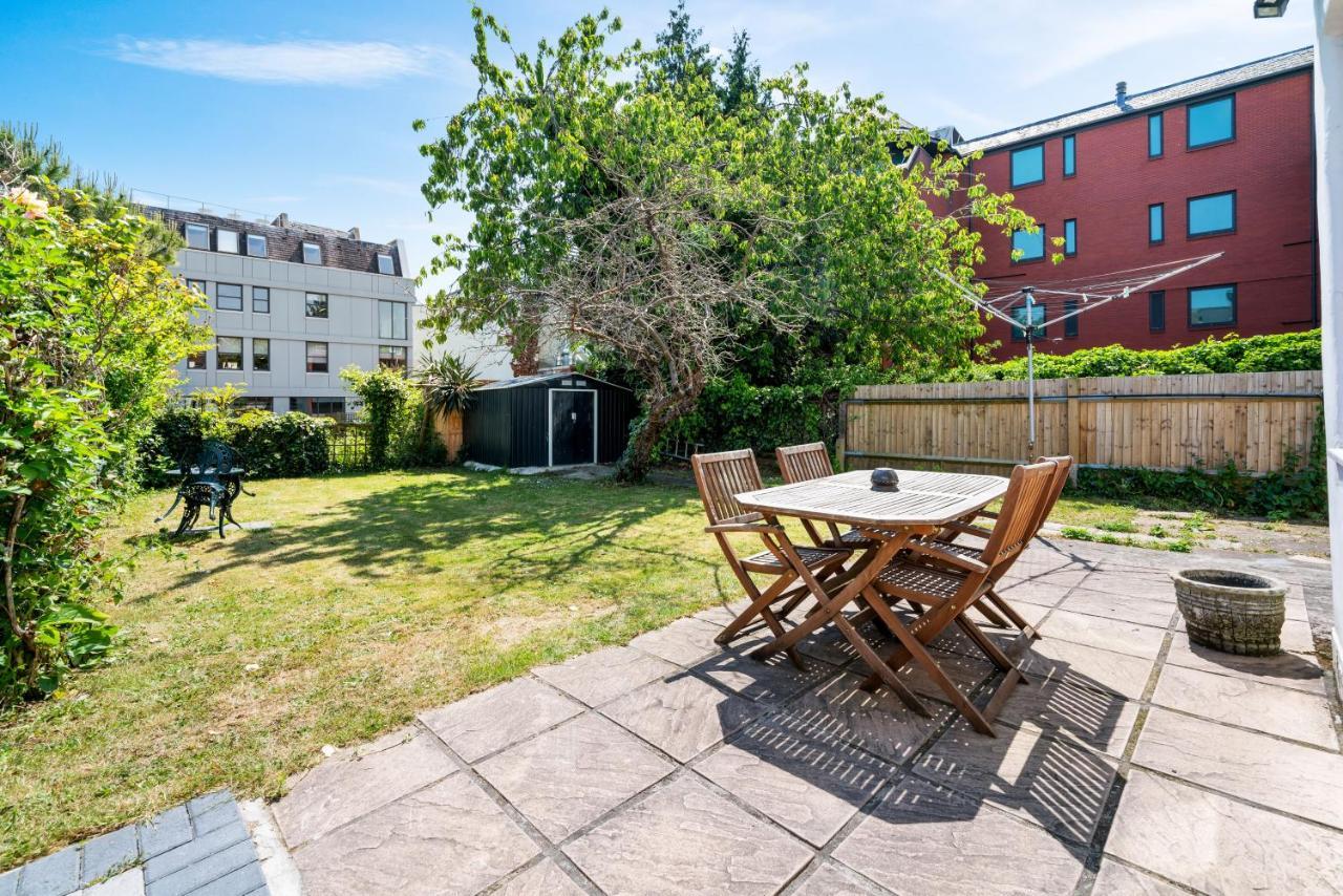 Lovely Garden Apartment In Wimbledon Town Centre With Private Parking By Wimbledon Holiday Lets London Kültér fotó