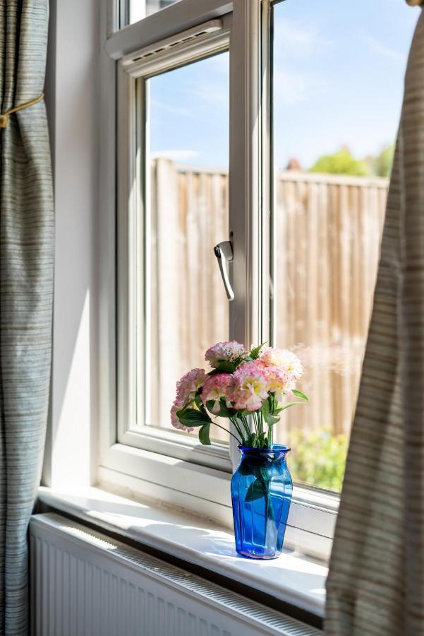 Lovely Garden Apartment In Wimbledon Town Centre With Private Parking By Wimbledon Holiday Lets London Kültér fotó