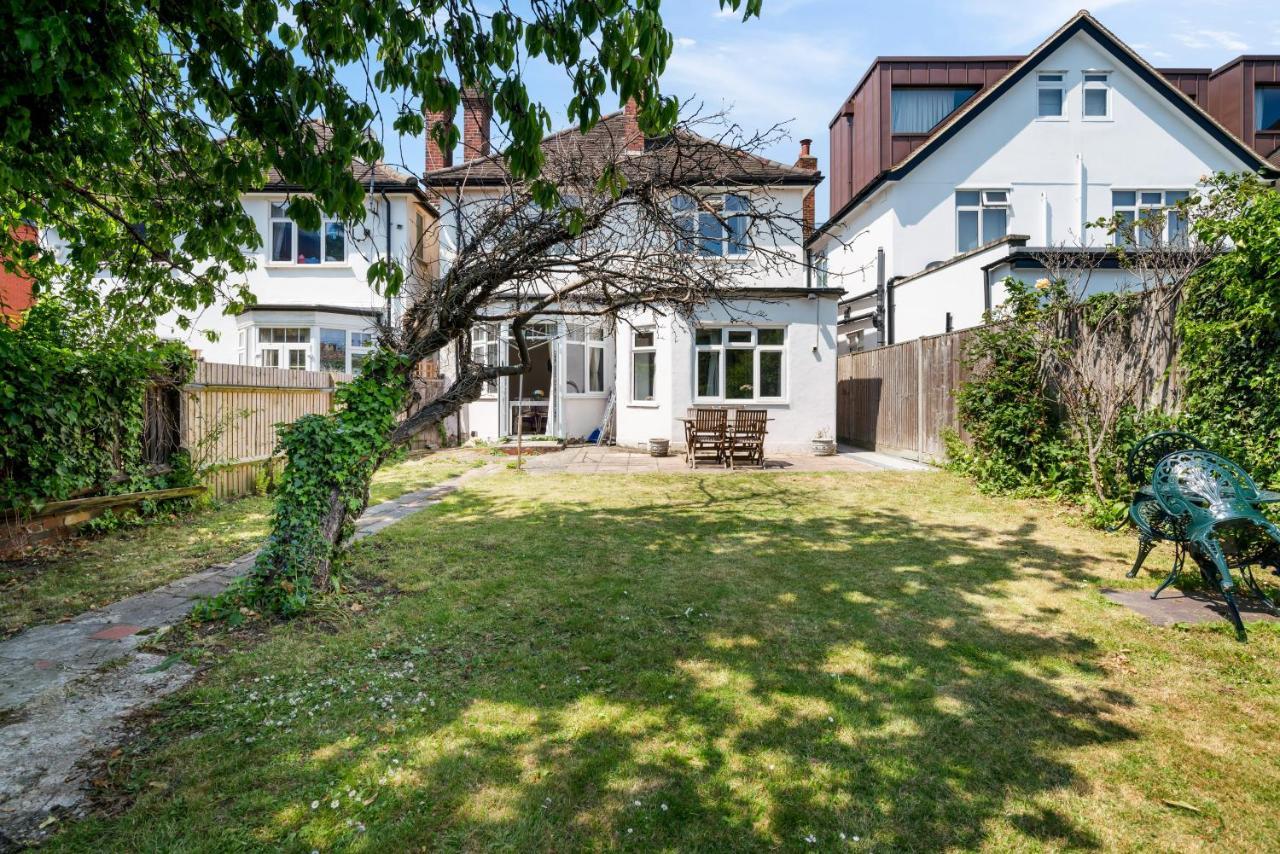 Lovely Garden Apartment In Wimbledon Town Centre With Private Parking By Wimbledon Holiday Lets London Kültér fotó