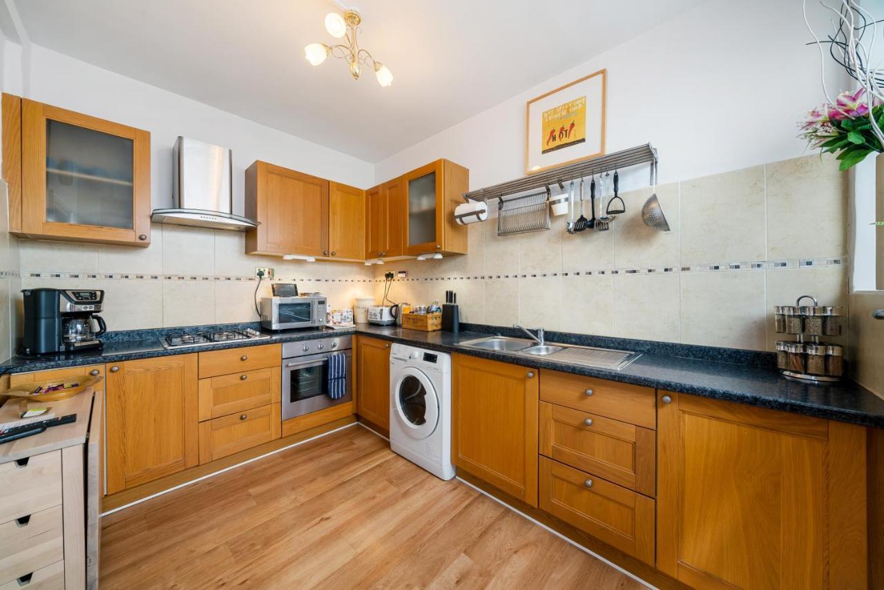 Lovely Garden Apartment In Wimbledon Town Centre With Private Parking By Wimbledon Holiday Lets London Kültér fotó