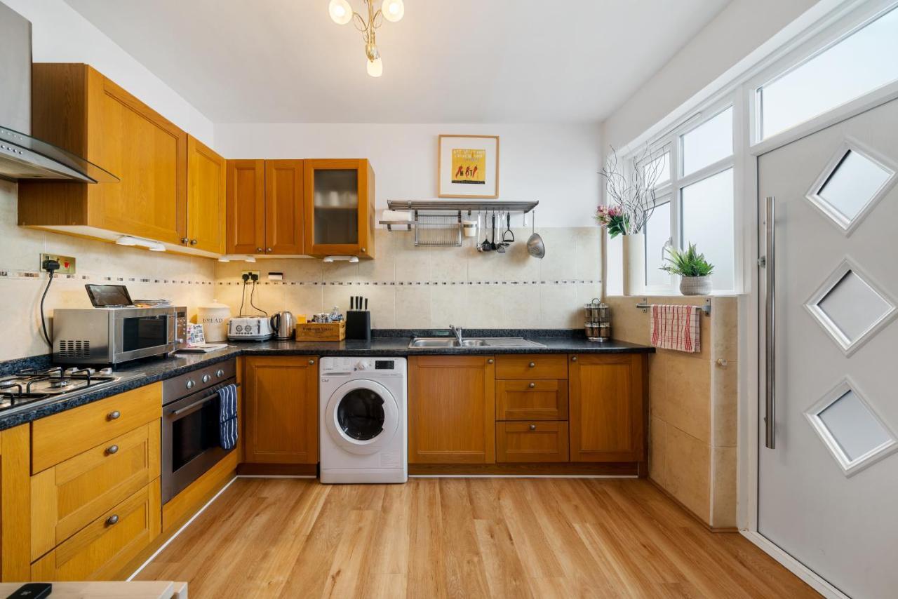 Lovely Garden Apartment In Wimbledon Town Centre With Private Parking By Wimbledon Holiday Lets London Kültér fotó