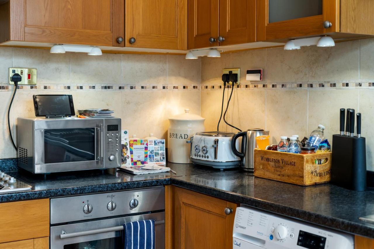 Lovely Garden Apartment In Wimbledon Town Centre With Private Parking By Wimbledon Holiday Lets London Kültér fotó