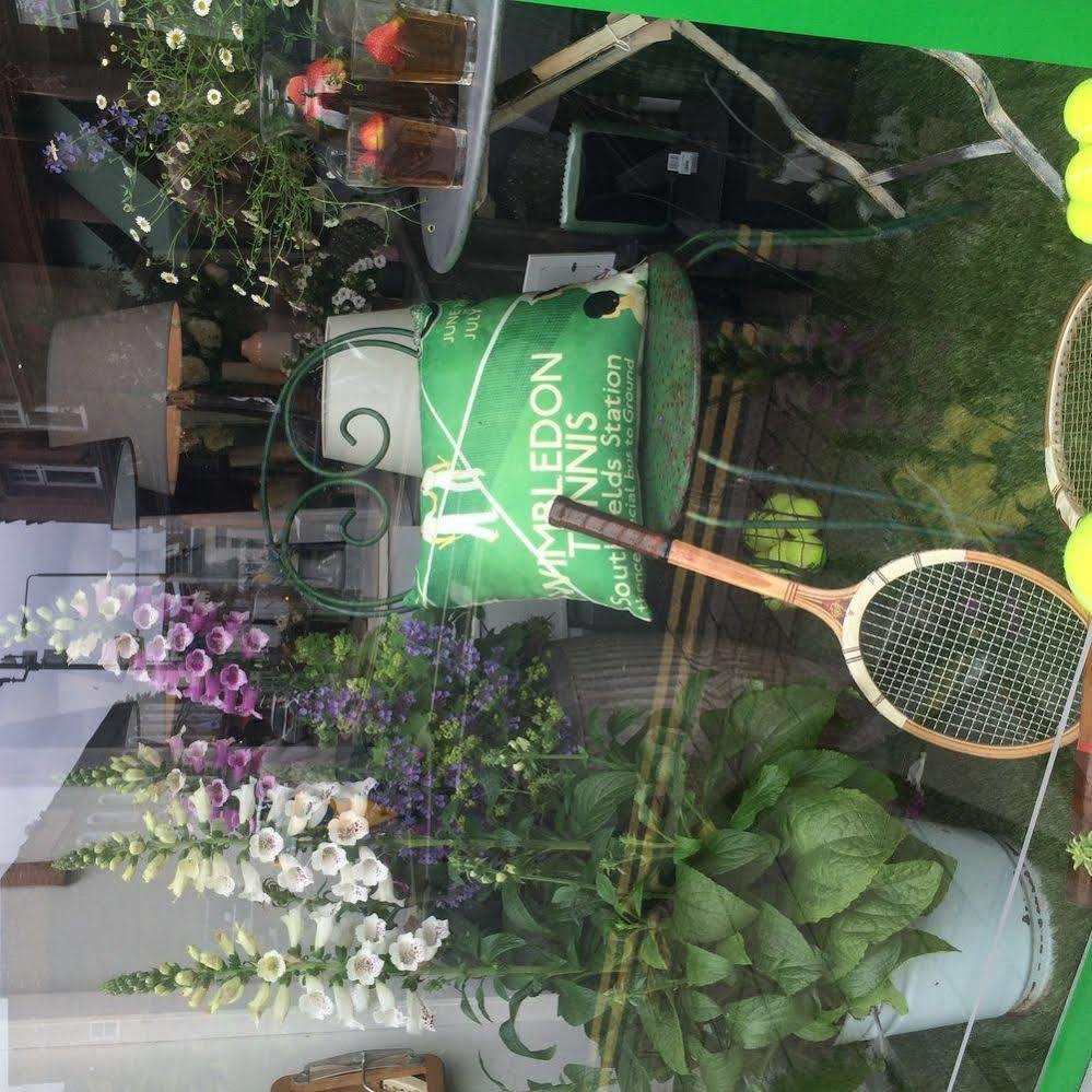 Lovely Garden Apartment In Wimbledon Town Centre With Private Parking By Wimbledon Holiday Lets London Kültér fotó