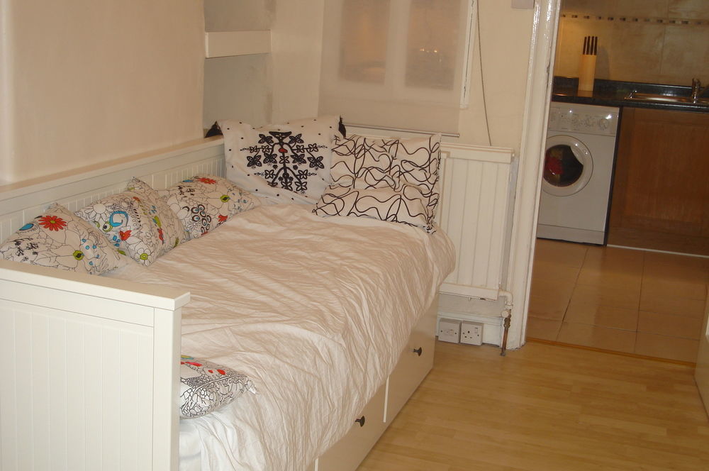 Lovely Garden Apartment In Wimbledon Town Centre With Private Parking By Wimbledon Holiday Lets London Kültér fotó