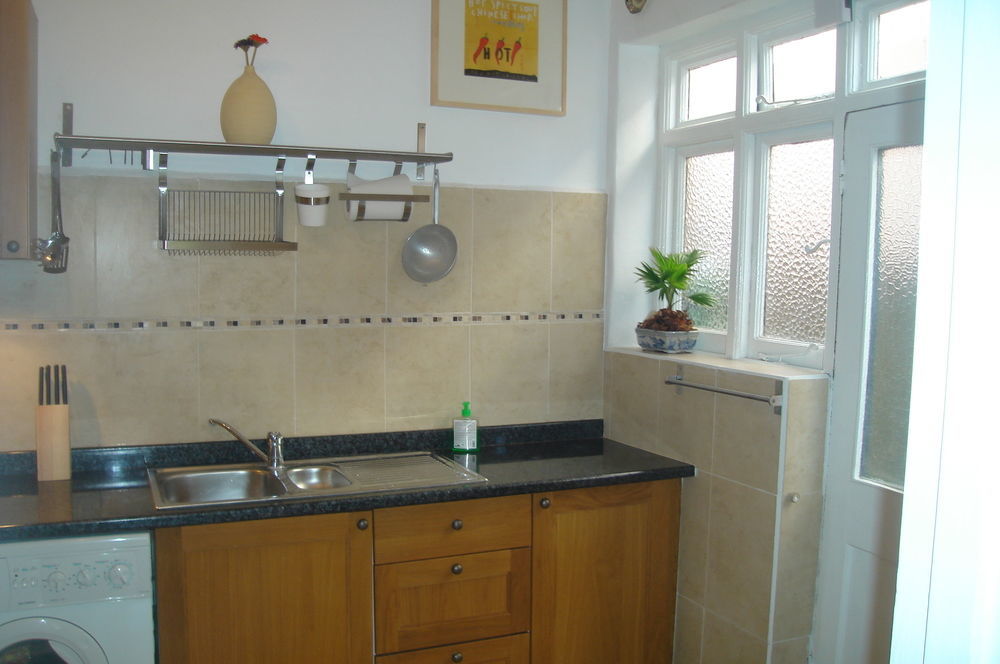 Lovely Garden Apartment In Wimbledon Town Centre With Private Parking By Wimbledon Holiday Lets London Kültér fotó