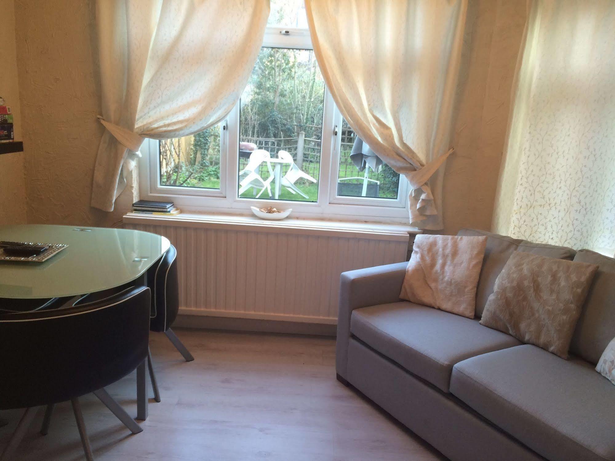 Lovely Garden Apartment In Wimbledon Town Centre With Private Parking By Wimbledon Holiday Lets London Kültér fotó