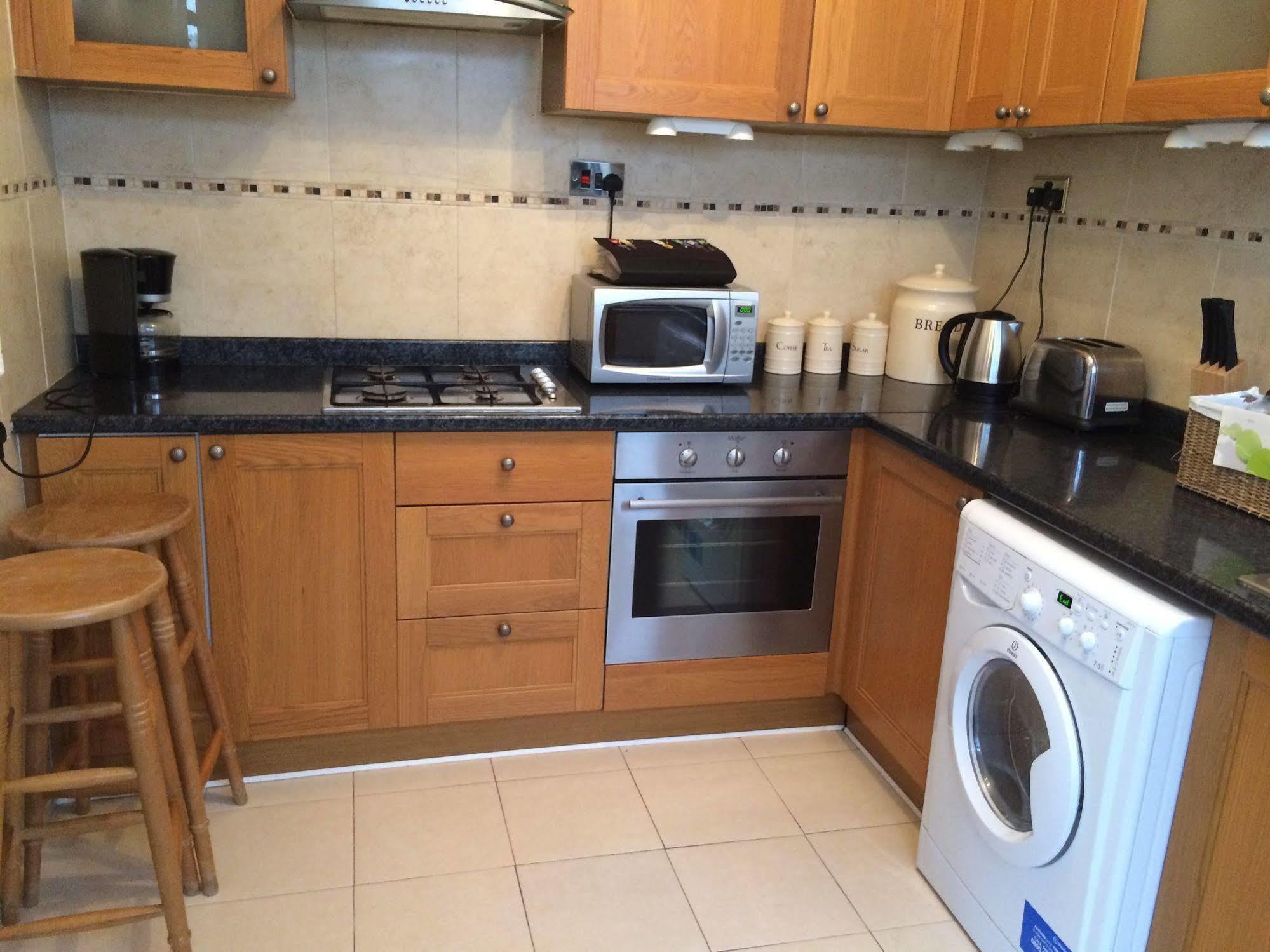 Lovely Garden Apartment In Wimbledon Town Centre With Private Parking By Wimbledon Holiday Lets London Kültér fotó