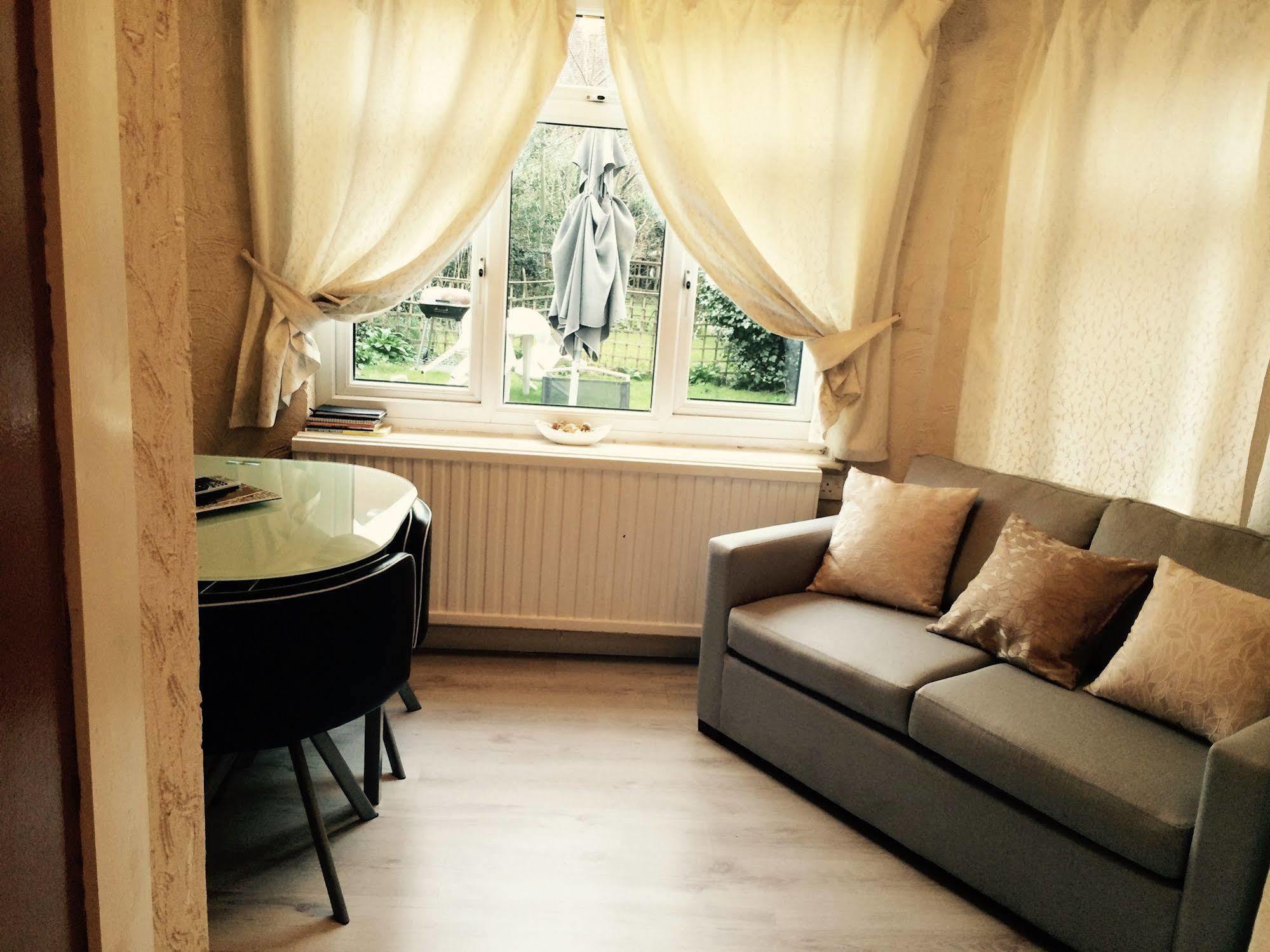 Lovely Garden Apartment In Wimbledon Town Centre With Private Parking By Wimbledon Holiday Lets London Kültér fotó