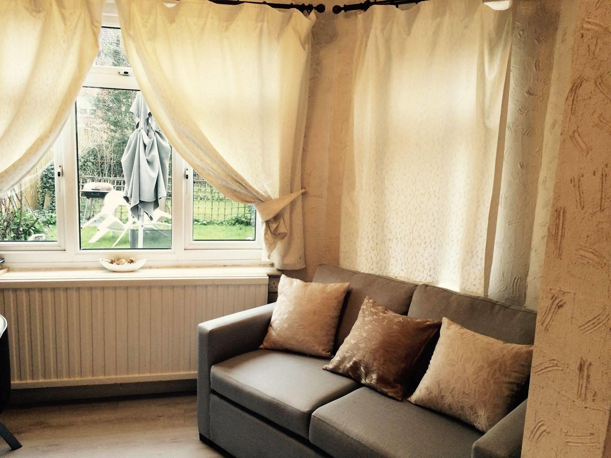 Lovely Garden Apartment In Wimbledon Town Centre With Private Parking By Wimbledon Holiday Lets London Kültér fotó