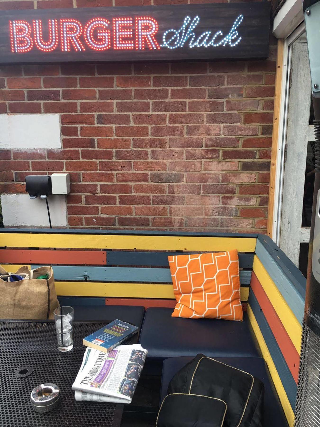 Lovely Garden Apartment In Wimbledon Town Centre With Private Parking By Wimbledon Holiday Lets London Kültér fotó