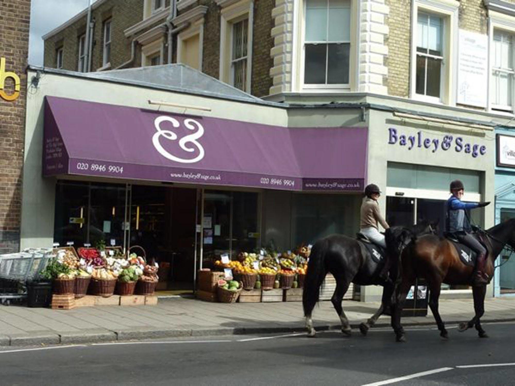Lovely Garden Apartment In Wimbledon Town Centre With Private Parking By Wimbledon Holiday Lets London Kültér fotó