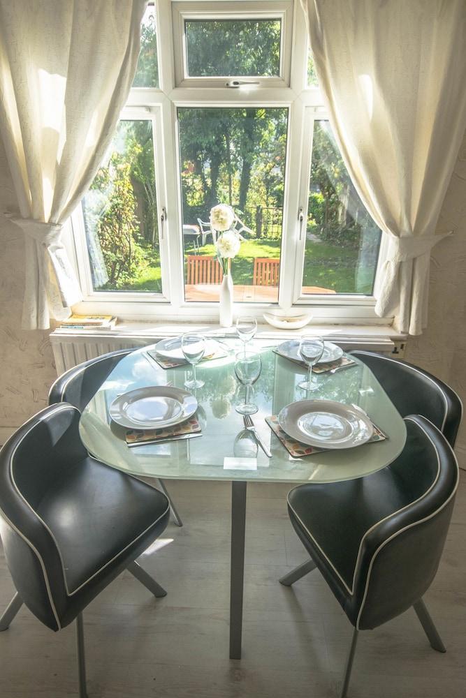 Lovely Garden Apartment In Wimbledon Town Centre With Private Parking By Wimbledon Holiday Lets London Kültér fotó