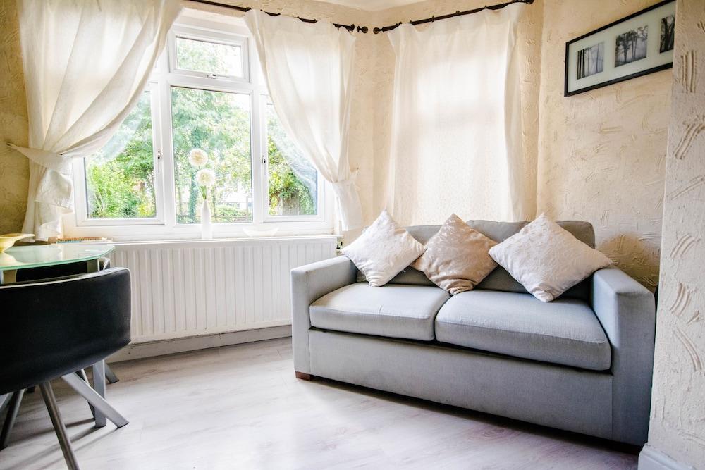 Lovely Garden Apartment In Wimbledon Town Centre With Private Parking By Wimbledon Holiday Lets London Kültér fotó